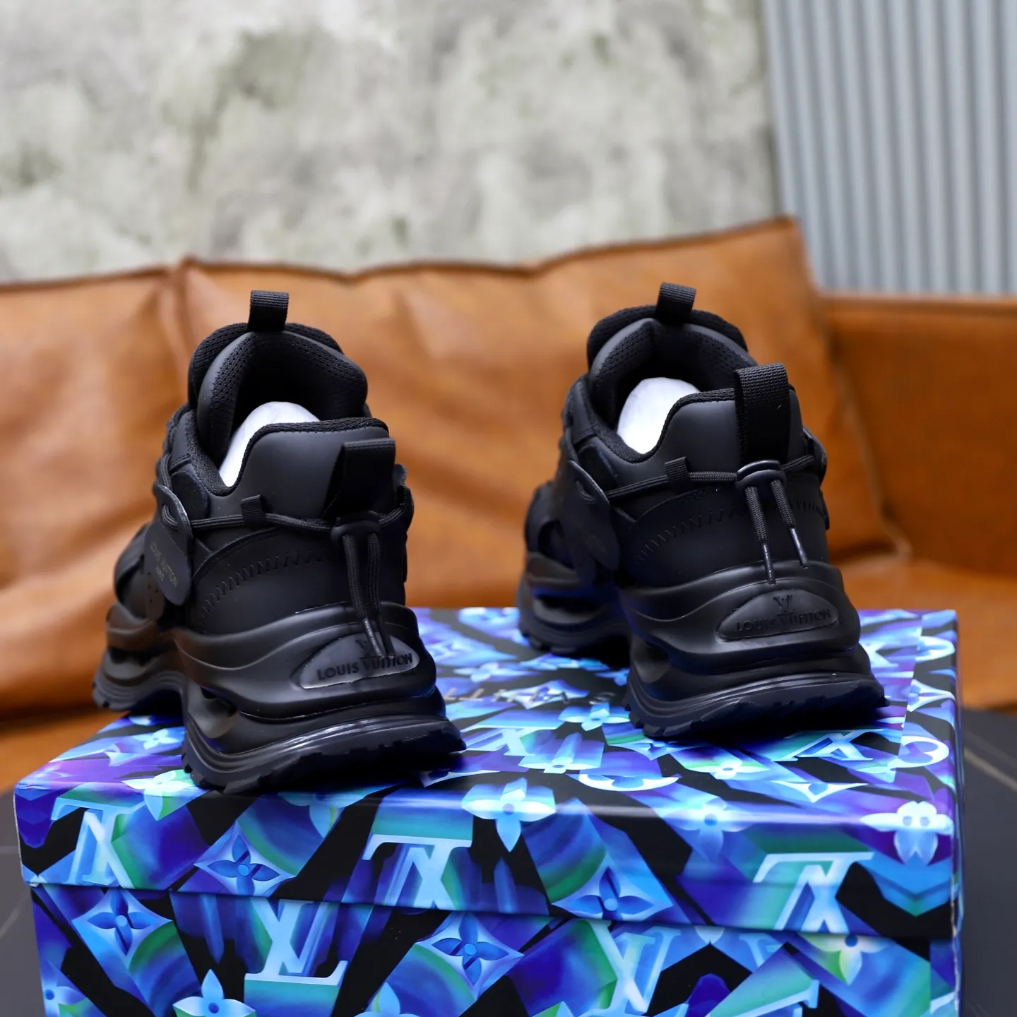 Ex-factory price: 600💰【LV】Louis Vuitton is a high-end brand of men's shoes, new model on the market, top luxury brand, the latest fashionable casual men's shoes, a trendy and versatile style, relaxed and sporty, with calfskin upper and ultra-fine workmanship. The original personalized fashionable rubber wear-resistant outsole is light and comfortable on the foot. Code number: 39-44 (45, 46 customized)